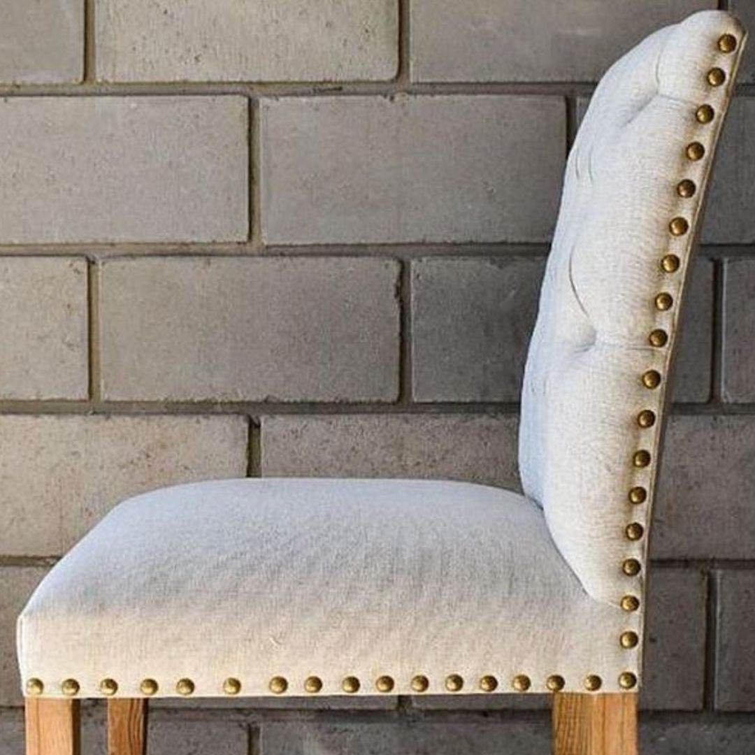 Tachas en perímetro de asiento y respaldo